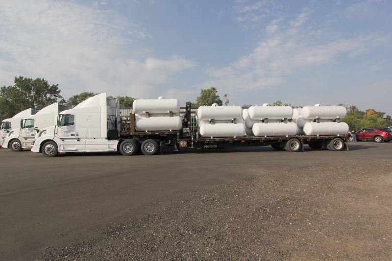 Bobtail truck with horizontal propane tanks